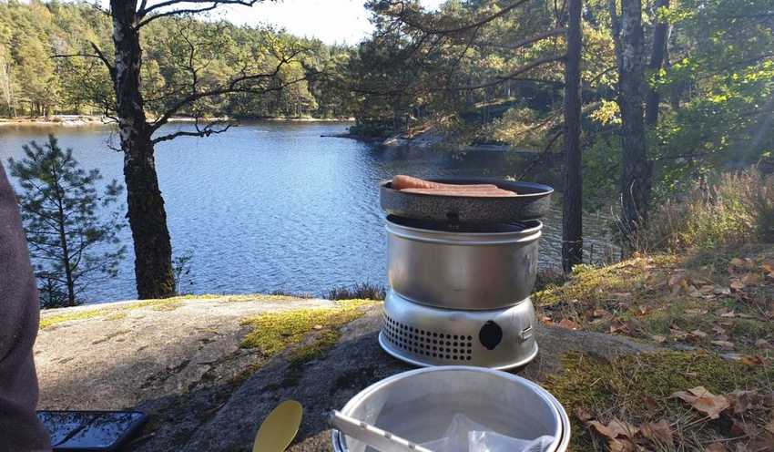 Laga korv på stormkök Laga korv på stormkök