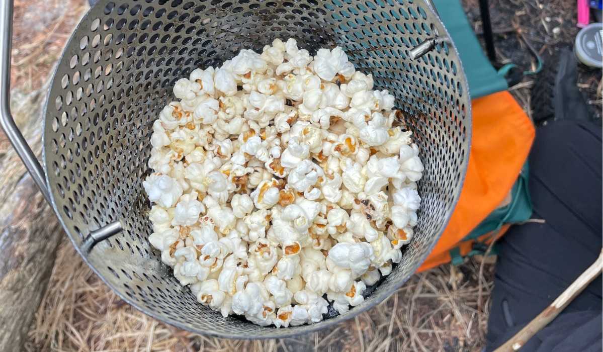 göra popcorn över öppen eld